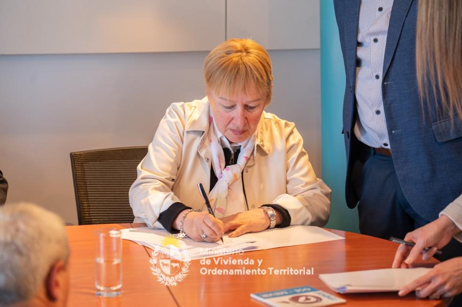 Escribana de Mevir firmando convenio Escribana de Mevir firmando convenio