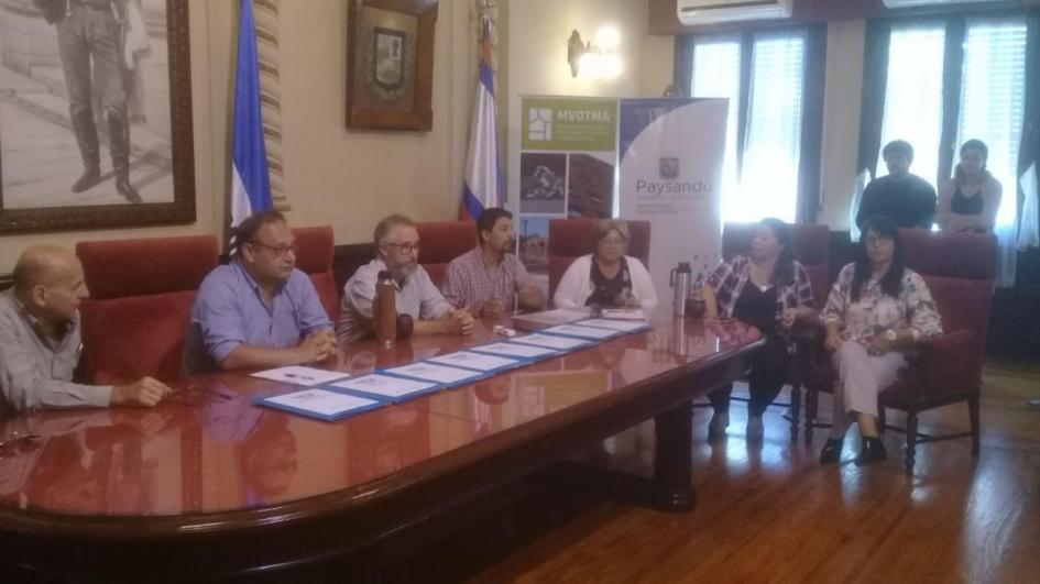 cooperativistas planos Autoridades al rededor de la mesa donde se encuentran las carpetas