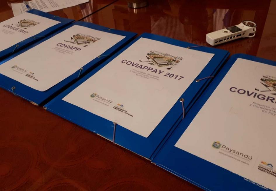 Cooperativistas Cuatro Carpetas sobre una mesa