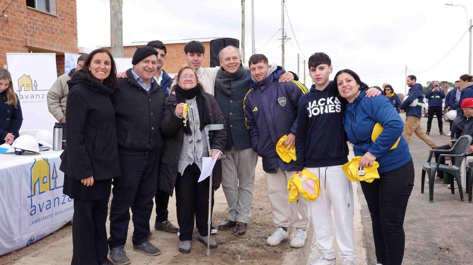 Vecinos reciben las llaves de su nuevo hogar.
