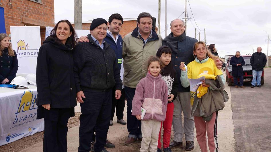Vecinos felices con la entrega de llaves