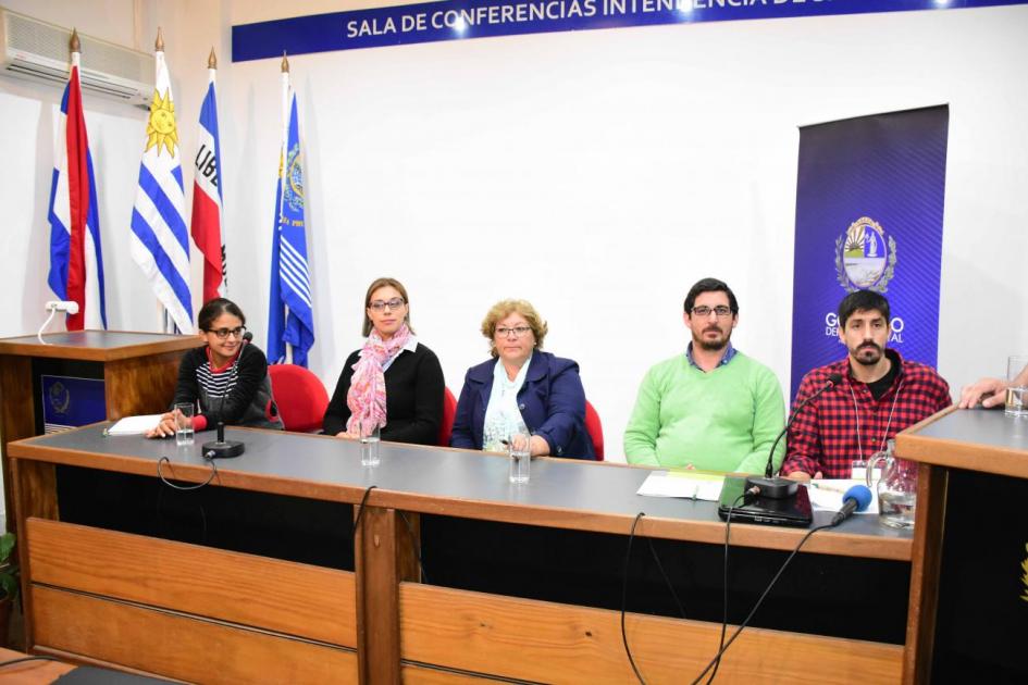 emprendemos juntos autoridades sentadas