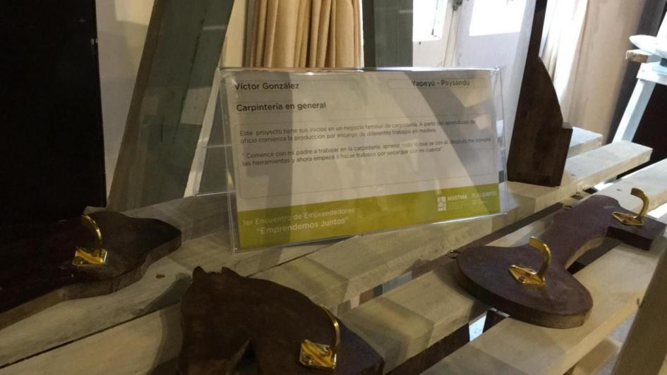 emprendemos juntos exposición de porta llaves artesanales