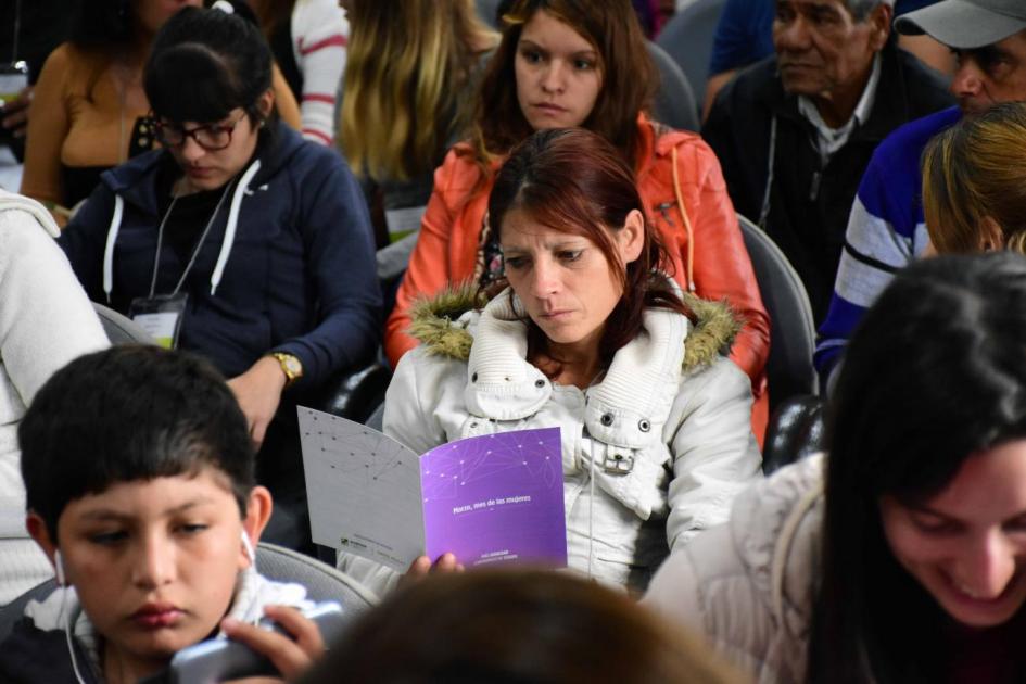 emprendemos juntos niños leyendo folletos