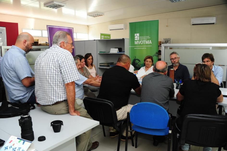 Encuentro en durazno Eneida de León y 11 personas en una reunión