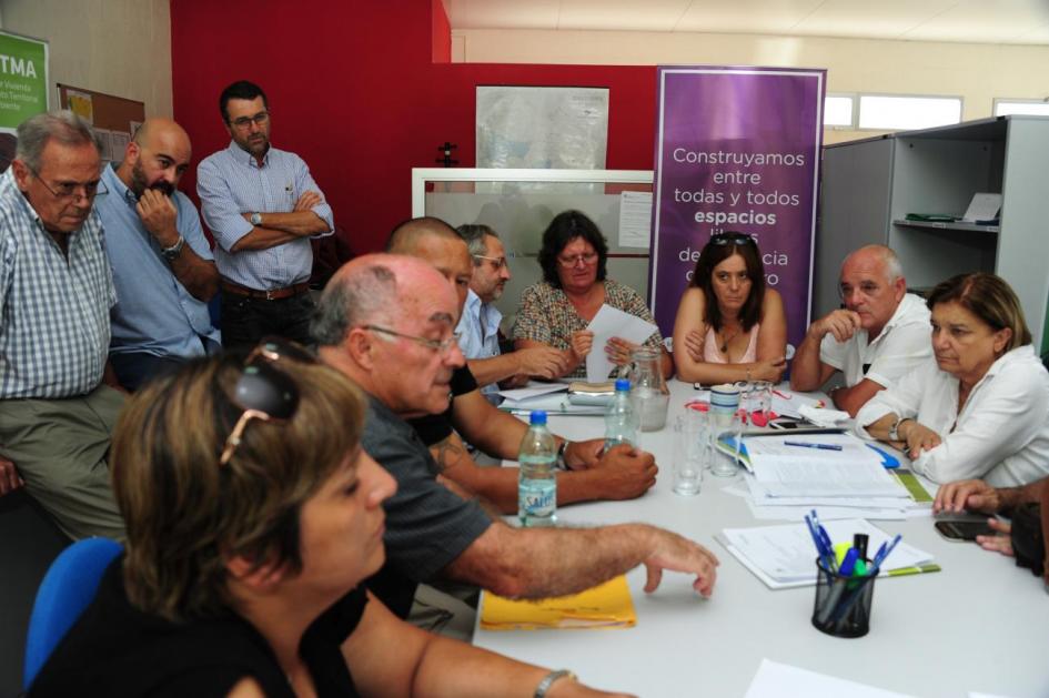 Encuentro en durazno Eneida de León y varias personas en una reunión