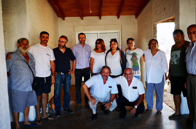 Encuentro en durazno Eneida de Leon y varias personas en el interior de una vivienda