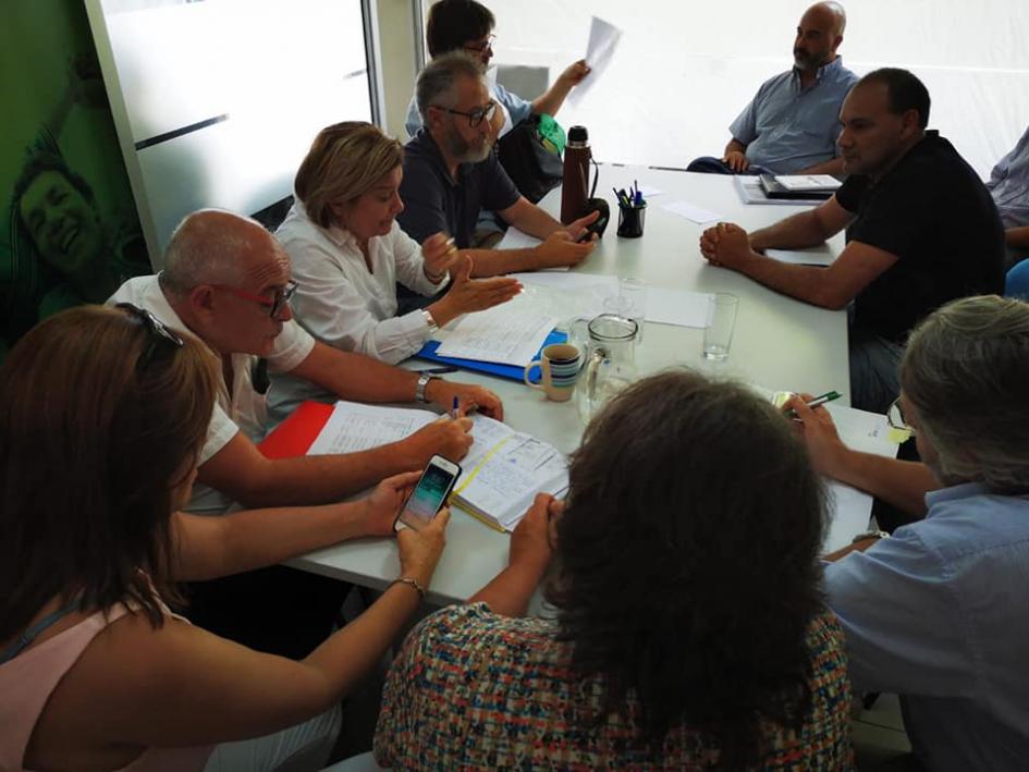 Encuentro en durazno Eneida de Leon y varias personas al rededor de una mesa