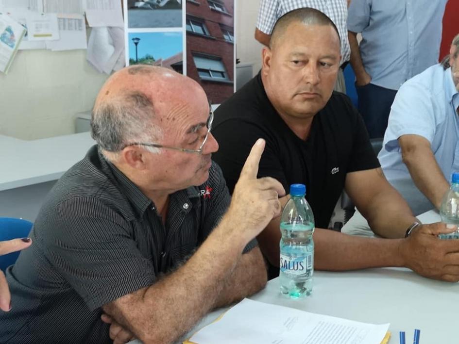 Encuentro en durazno Un vecino hablando a varias personas
