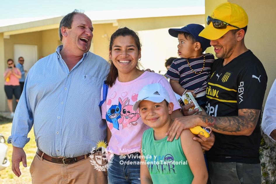 Secretario general de la Intendencia de Durazno junto a una familia Secretario general de la Intendencia de Durazno riendo junto a una familia sonriente