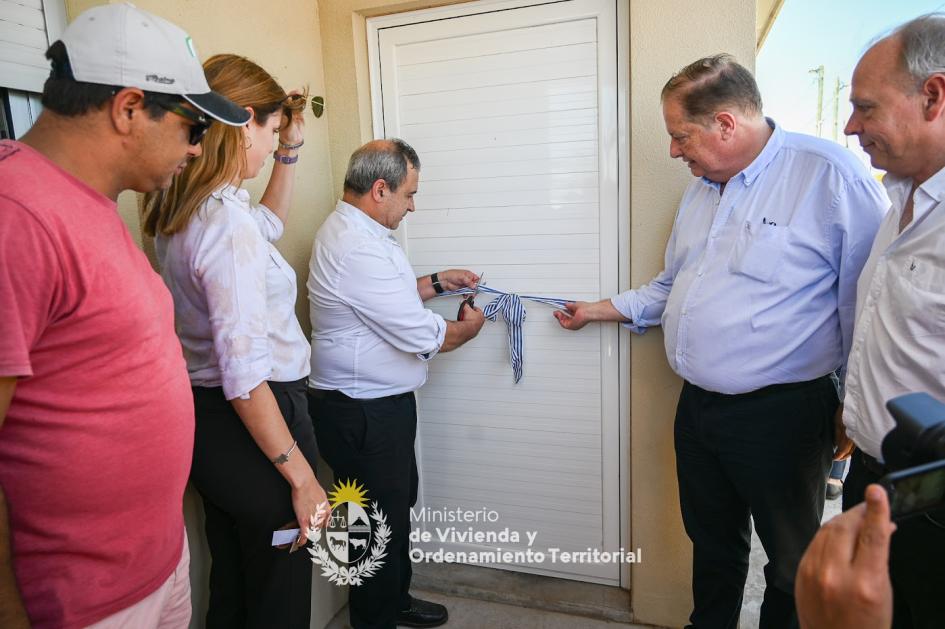 Ministro y Secretario general de la Intendencia de Durazno inaugurando las viviendas Ministro de vivienda y Secretario general de la Intendencia de Durazno inaugurando las viviendas