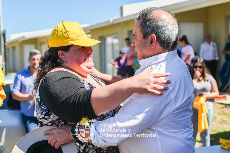 Abrazo entre Ministro y vecina Amistoso abrazo entre Ministro de vivienda y vecina de Paso de los Toros