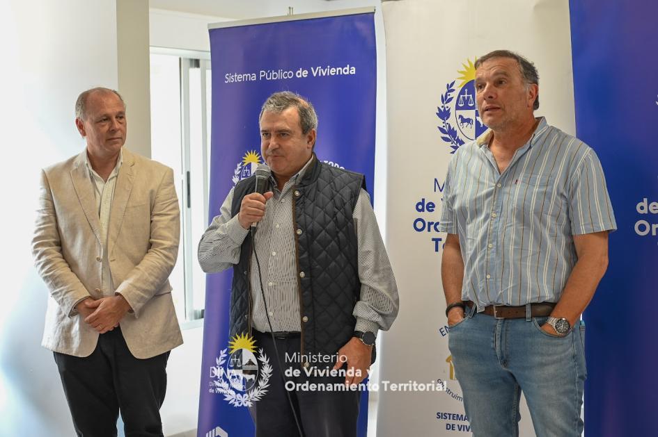 Ministro dando un discurso junto al Intendente y Subsecretario Ministro dando discurso en la entrega de vivienda junto al Intendente y Subsecretario