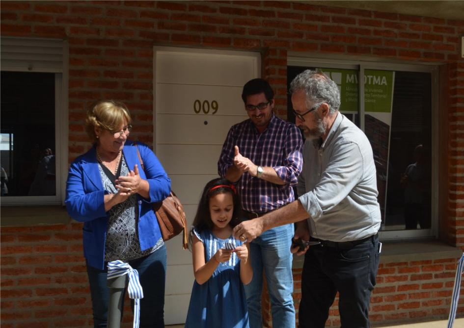 Inauguración salto Niña recibiendo llave de la vivienda junto a su familia