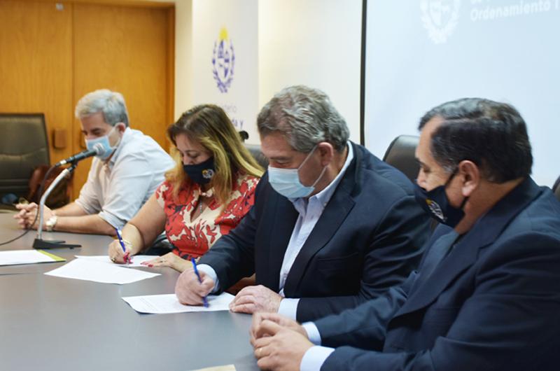 Firma de convenio. Ministra de Vivienda, Intendente de Tacuarembó, Secretario General de Rivera y Director de DINOT firman convenio