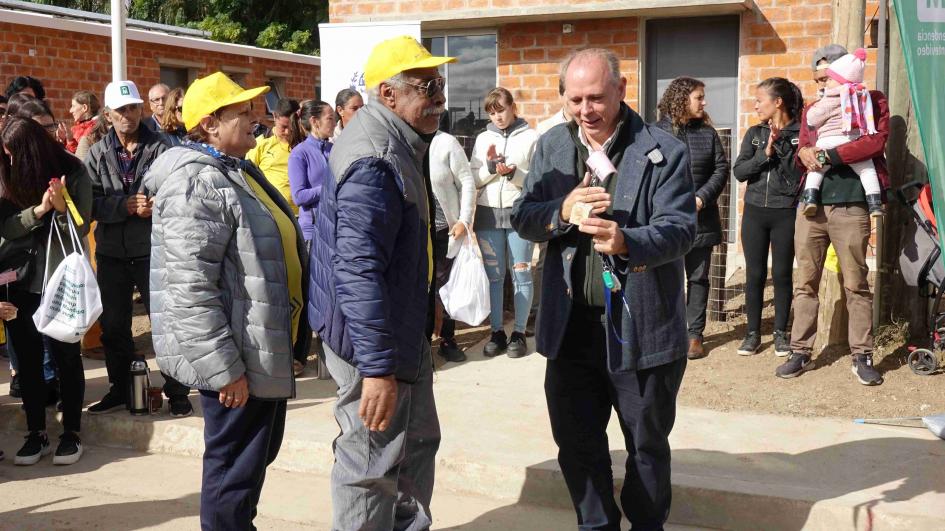 Subsecretario de Vivienda Tabaré Hackenbruch entrega llaves a beneficiarios Subsecretario entregando llaves de solución habitacional a vecinos del Barrio La Paloma
