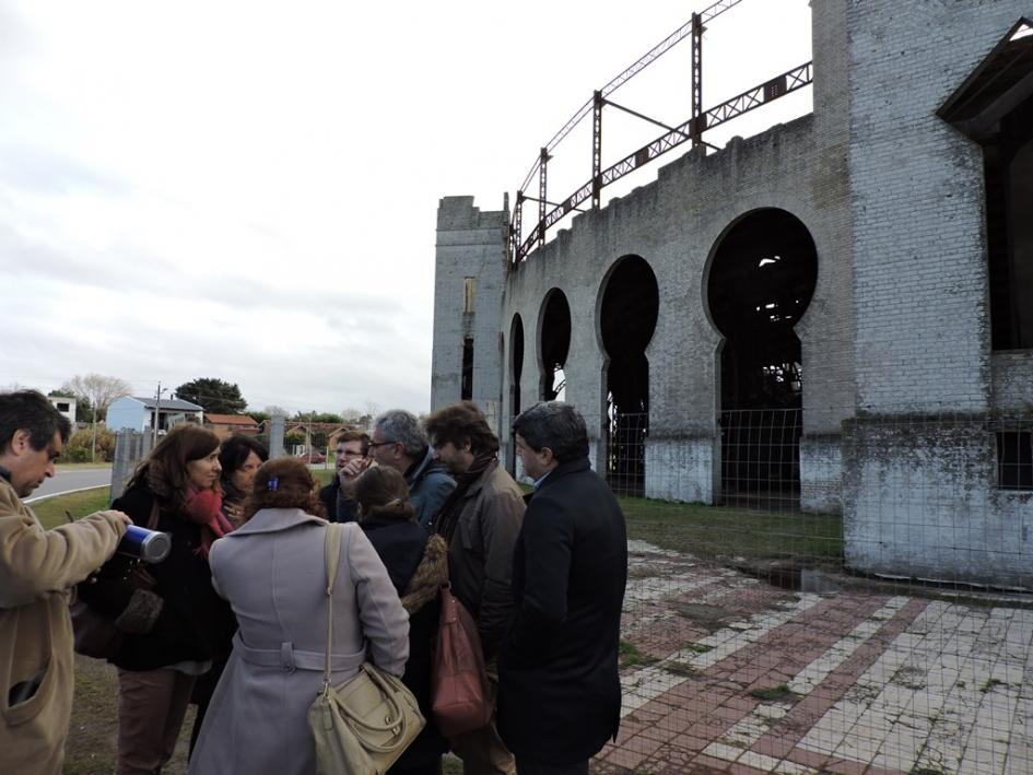 El director nacional de Ordenamiento Territorial José Freitas junto a su equipo y técnicos de la Intendencia de Colonia recorriendo la plaza de todos Real de San Carlos 