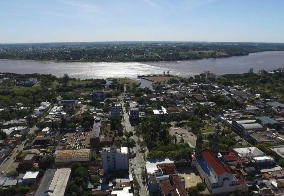 Día Mundial del Urbanismo Imagen aérea de la ciudad de salto, donde se ve el puerto, el río Uruguay y del otro lado la ciudad de Concordia de Argentina