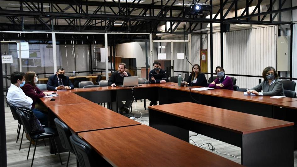 Reuinión realizada donde se enuentran sentados el director nacional de Ordenamiento Territorial Norbertino Suarez, los representantes del MSP y los técnicos de la Dinot 