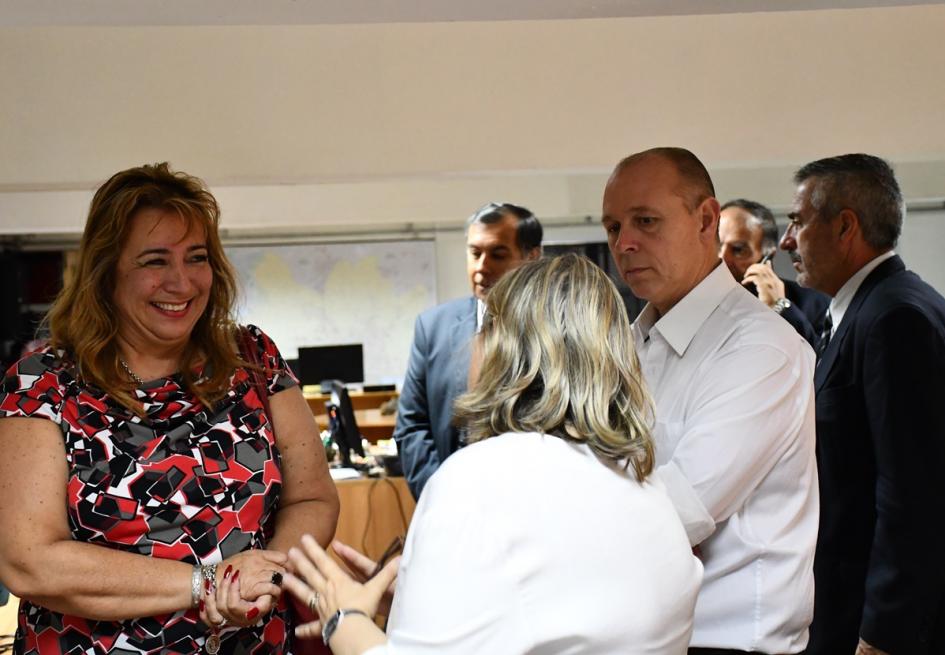 Ministra Irene Moreira sonriente, junto a subsecretario Tabaré Hackenbruch, habla con funcionaria. En segundo plano se ven los directores nacionales Norbertino Suárez y Eduardo Andrés y el el jefe de gabinete Gonzalo Reissig 