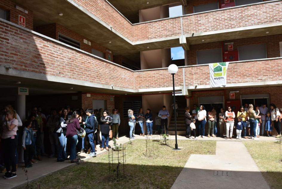 Visita al litoral Patio interno de un edificio de vivienda