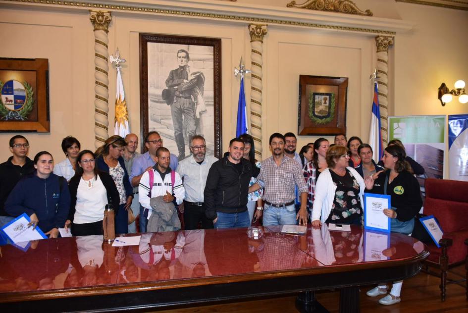 Visita al litoral Autoridades al rededor de una mesa