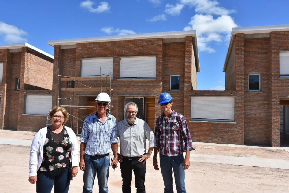 Visita al litoral Fachada de tres viviendas de dos plantas y cuatro personas