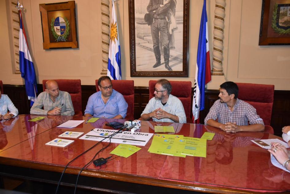 Visita al litoral cuatro autoridades sentados en una mesa