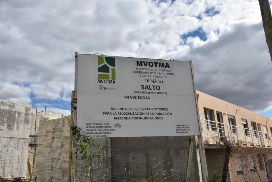 Visita al litoral Cartel de MVOTMA y fachadas de varias viviendas