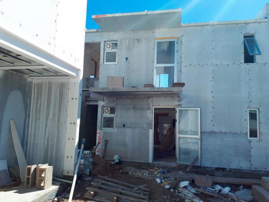 Visita al litoral Fachada de una vivienda de dos plantas