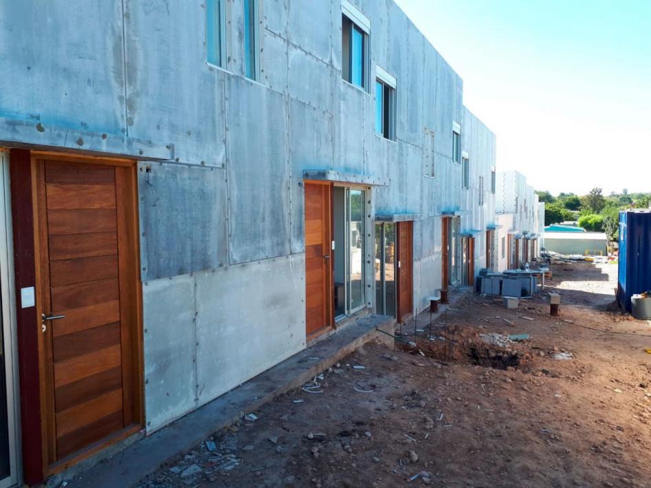 Visita al litoral Varias puertas de viviendas y sus fachadas