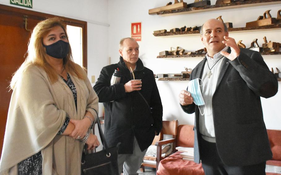 Ministra y subsecretario con integrantes del proyecto Ñandé Ministra y subsecretario con integrantes del proyecto Ñandé charlando