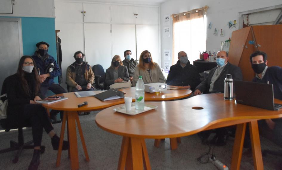 Ministra y subsecretario con integrantes del proyecto Ñandé Ministra y subsecretario con integrantes del proyecto Ñandé charlando