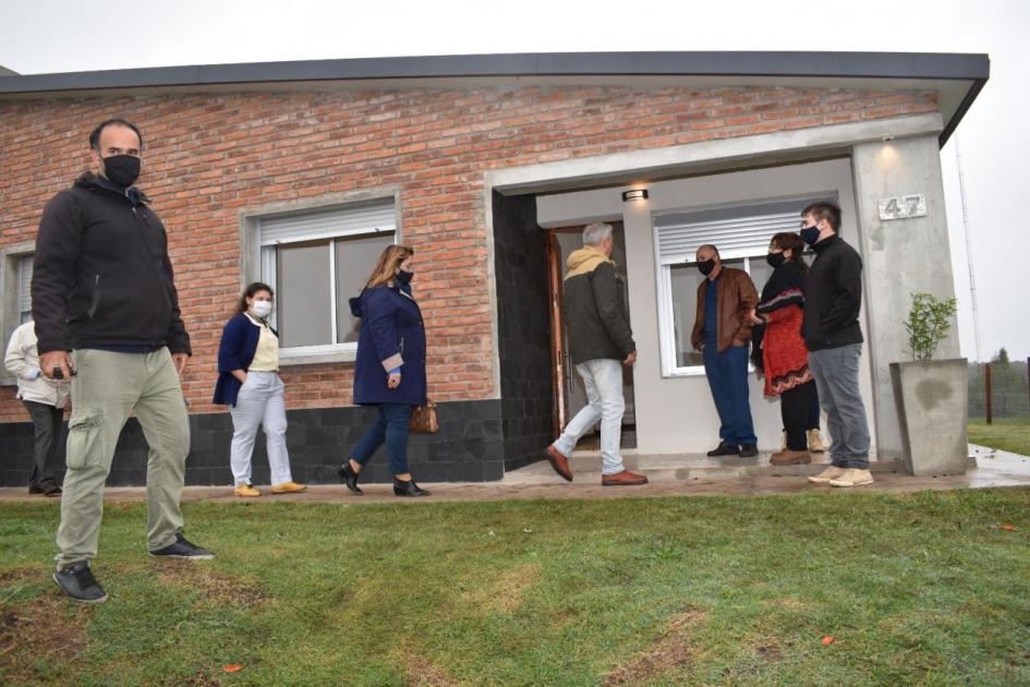 Ministra Ministra con vecinos conociendo una de las viviendas