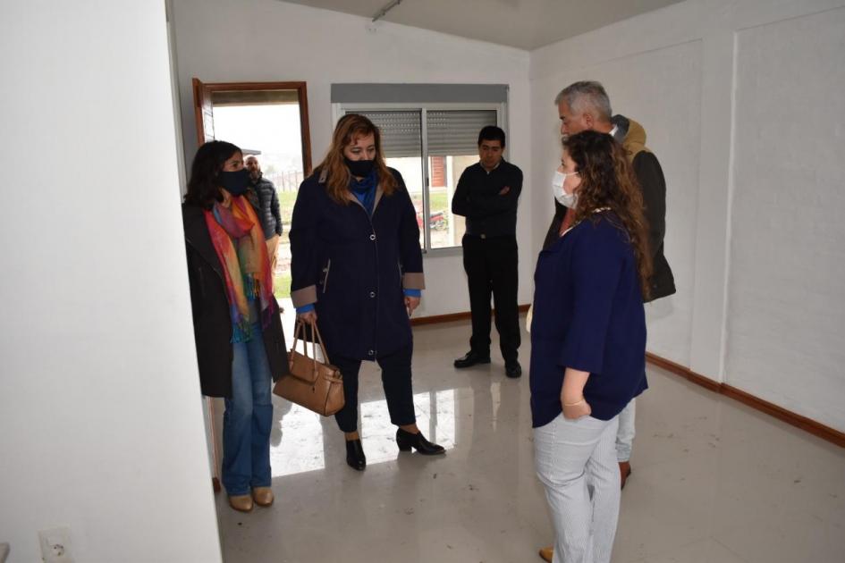 Ministra Ministra entrando a vivienda con los vecinos