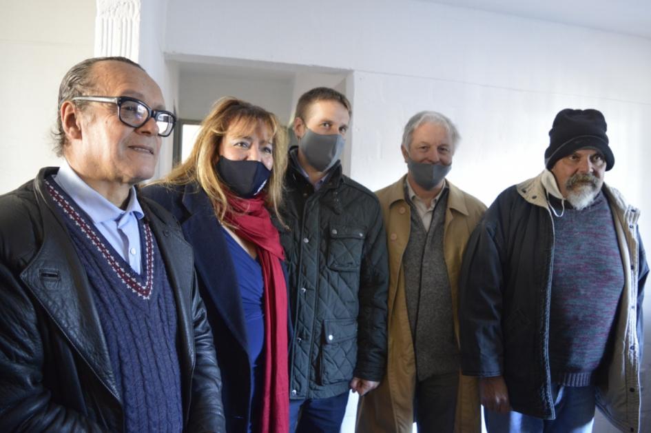 Ministra, presidente de la Agencia Nacional de Vivienda y el director Gral. de Secretaria de Mides con Juan y Alberto Ministra, presidente de la Agencia Nacional de Vivienda y el director Gral. de Secretaria de Mides con los vecinos Juan y Alberto