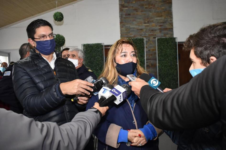 Ministra Ministra brindándole una nota a periodistas