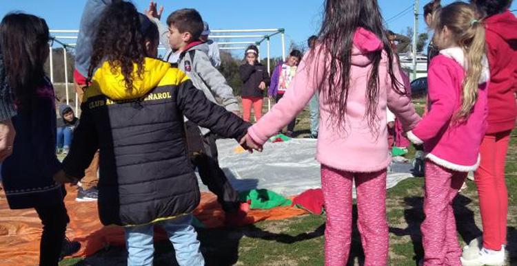 Fiesta infantil en barrio Lavalleja Varios niños en ronda tomados de la mano