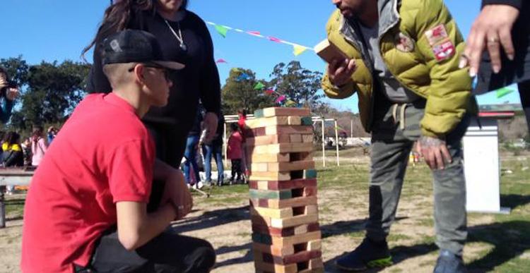 Fiesta infantil en barrio Lavalleja Varios adolecentes jugando al jenga