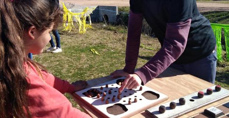 Fiesta infantil en barrio Lavalleja Dos niñas jugando