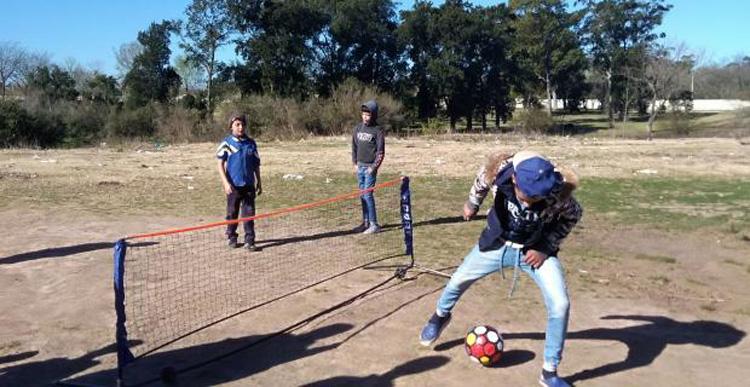 Fiesta infantil en barrio Lavalleja Adolescentes jugando al futbol tenis