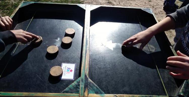Fiesta infantil en barrio Lavalleja Juego de mesa con piezas con formas de circulos