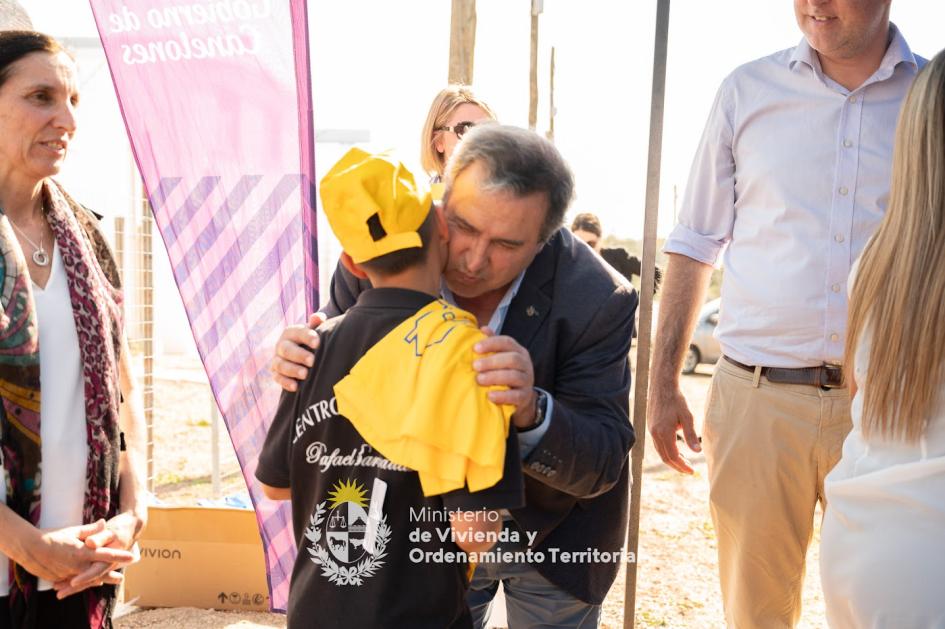 Ministro saludando a niño