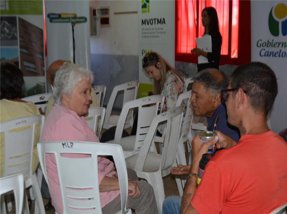 Vecinos en una reunión Lucia Topolansky y Vecinos en una reunión