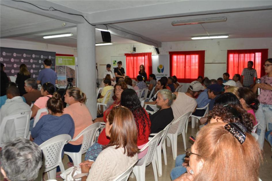 Vecinos en una reunión Vecinos en una reunión