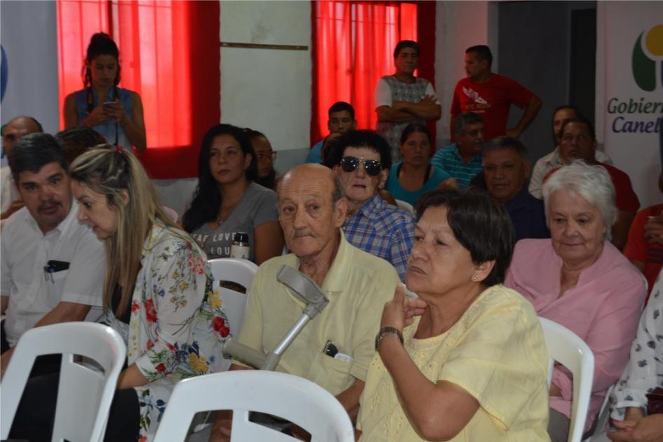 Vecinos en una reunión Lucia Topolansky y Vecinos en una reunión