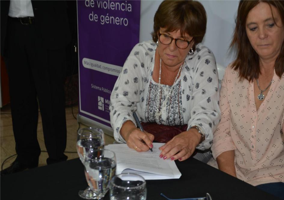 Mejoramiento barrial Autoridades firmando
