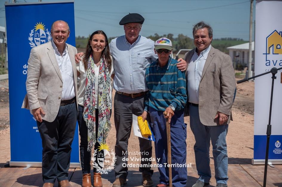 Autoridades en entrega de viviendas