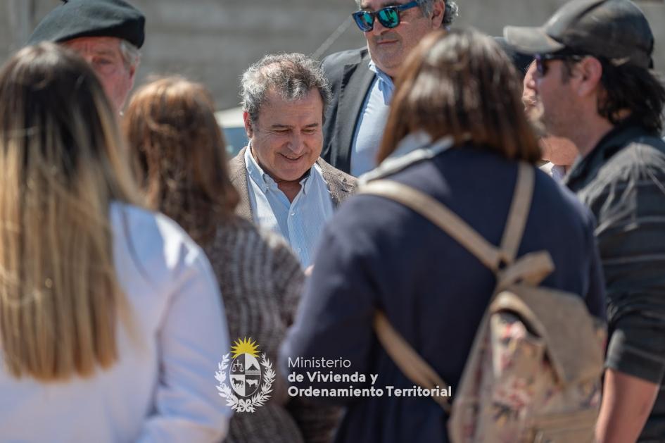 Ministro en entrega de vivienda en Mercedes