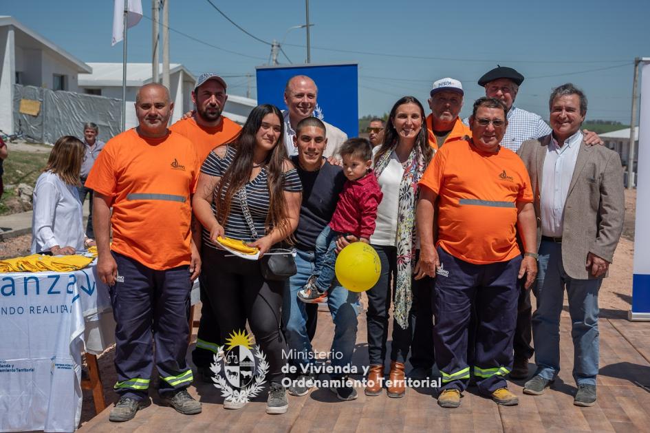 Autoridades con vecinos en entrega de viviendas